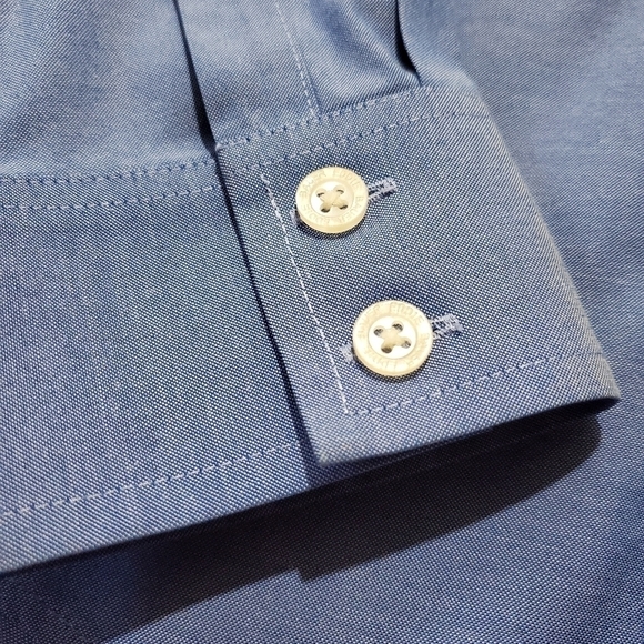 Eddie Bauer Blue Long Sleeve Button Up Top Wrinkel Resistant - Picture 4 of 5